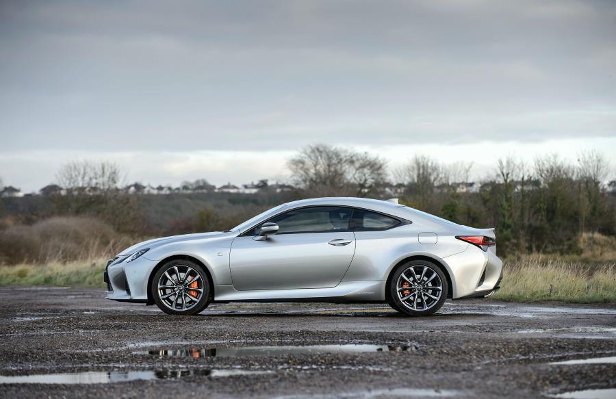  Lexus RC300h F-Sport 2019 года  (UK) (фото 7 из 40)
